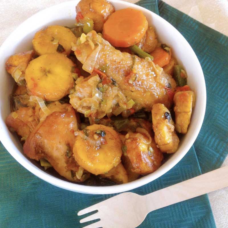 Poulet DG, est plat composé de plantain + du poulet délicatement rôti dans une sauce tomate épicé